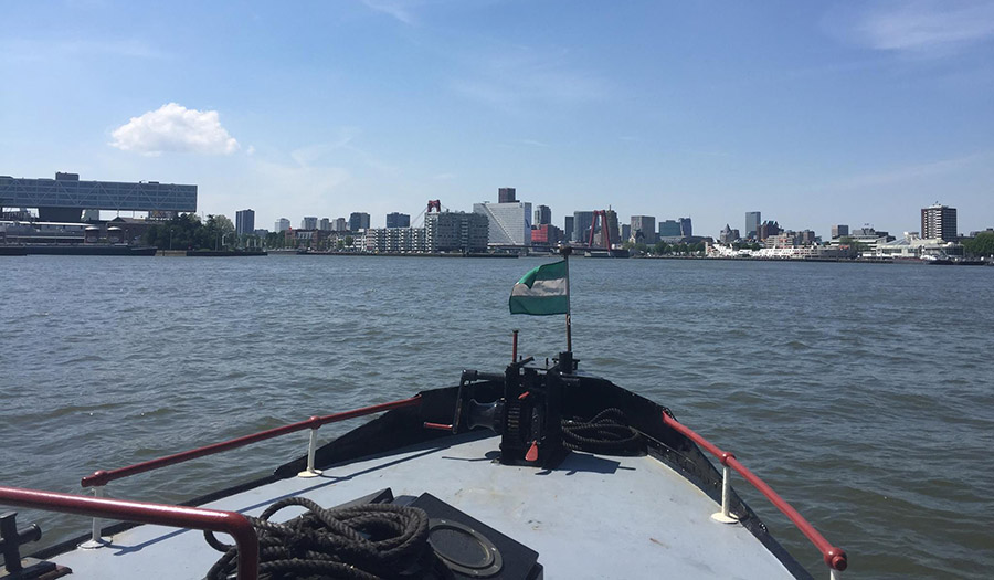 De Oude Maze op de Rotterdamse Maas tijdens een rondvaart
