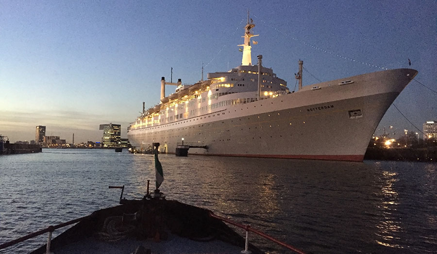 Uitzicht op de SS Rotterdam vanaf de Oude Maze